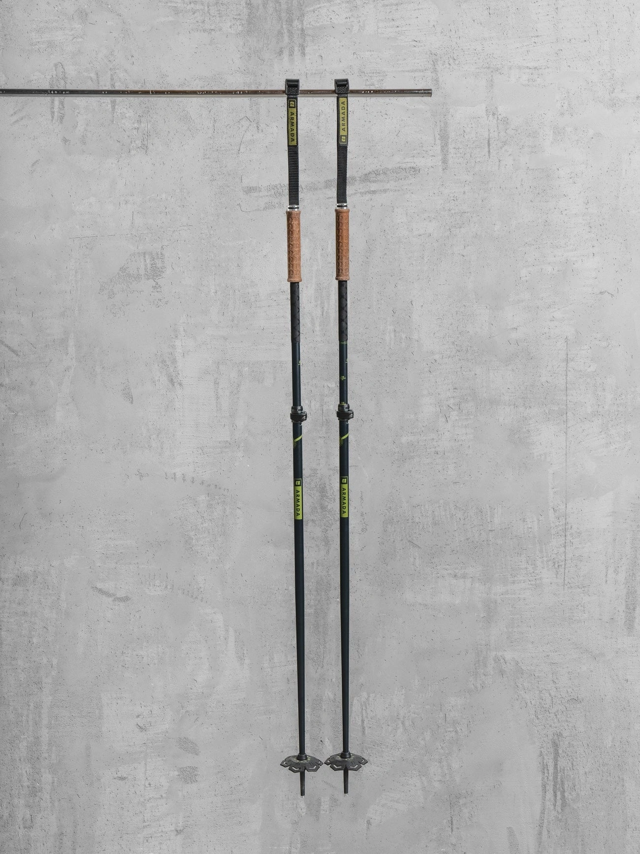 Armada AK Ajustable: Le ski ultime, freestyle et polyvalent, prêt à conquérir la montagne avec style et précision.